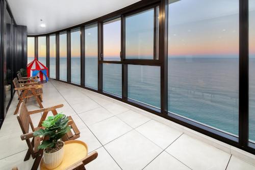The Gold Coast View with 3BR, 2 Bath, Free Parking