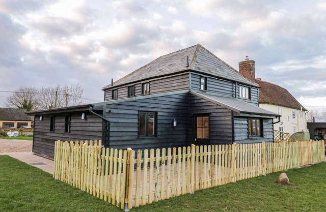 THE GRANARY, pet friendly, with a garden in Sudbury