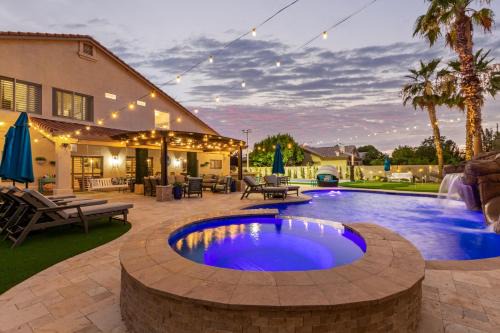 The Grand Saguaro - Gilbert