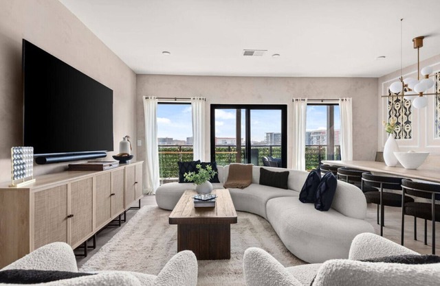 The Grand Social: Designer Condo close to Gulch w/pool