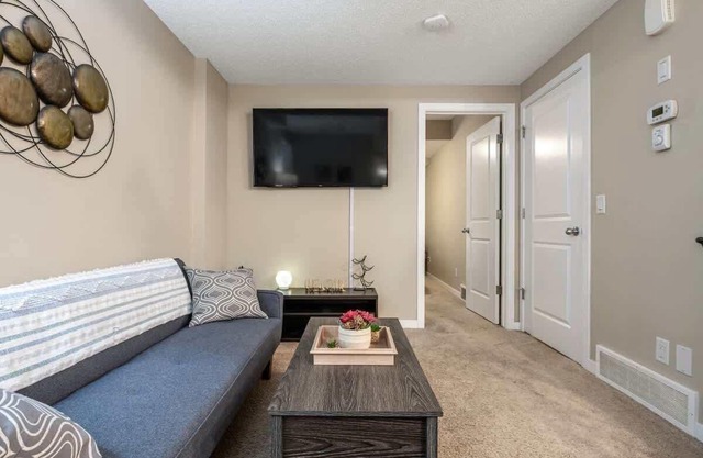 The Grande 1BD 1BA - Full Kitchen Guest Suite