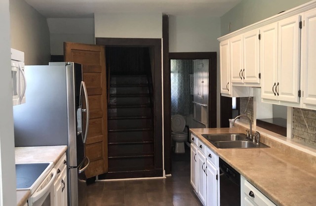 The Green House-Entire 3 Bedroom, located Minutes From Downtown Emporia And ESU
