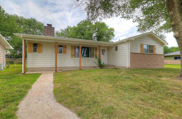 The Greystone- Spacious + Updated home in SE Joplin