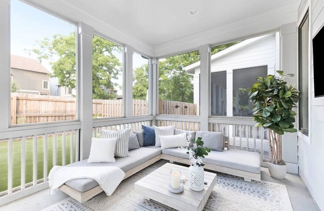 The Hadley House - Cozy Porch + Fenced in Backyard