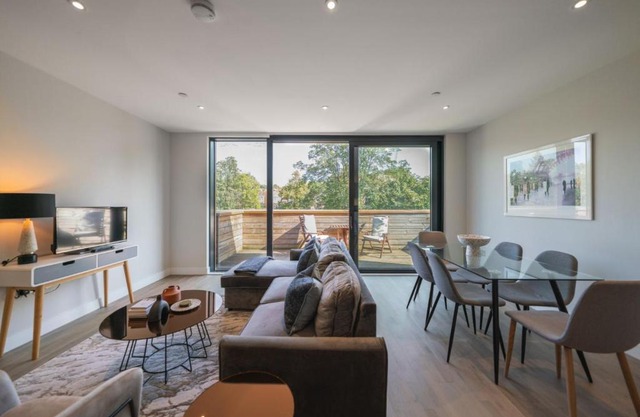 The Hampstead Hideout - Glamorous 3BDR Flat with Balcony