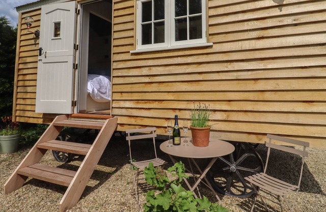 THE HARES REST, romantic, with open fire in Brailes