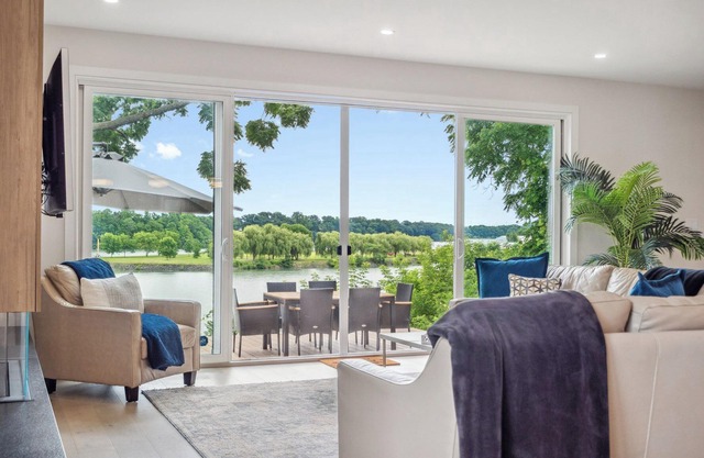 The Henley Luxe | Waterfront | Home Gym | Wineries