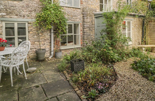 THE HERMITAGE, family friendly, character holiday cottage in Nunney