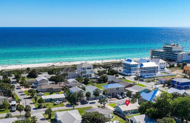 The Hideaway | Bid-a-Wee Beach | 2 minute walk to Private Beach Access | Close to Frank Brown Park