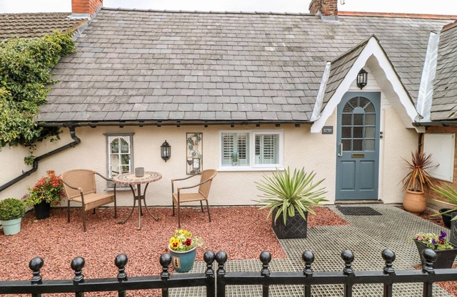 THE HIDEOUT, family friendly, character holiday cottage in Oakham