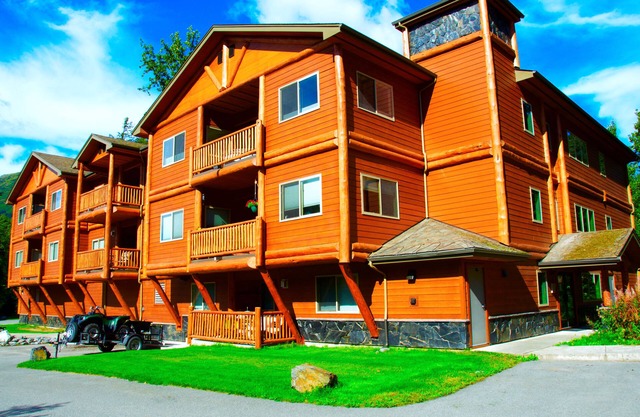 THE HIGHTOWER SUITE- A Luxury top floor Condo in the Center of Girdwood/Alyeska!