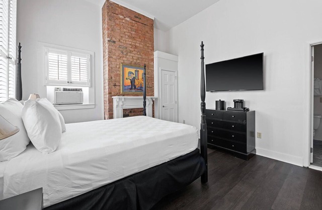 The Historic Streetcar Inn Premium Queen Room