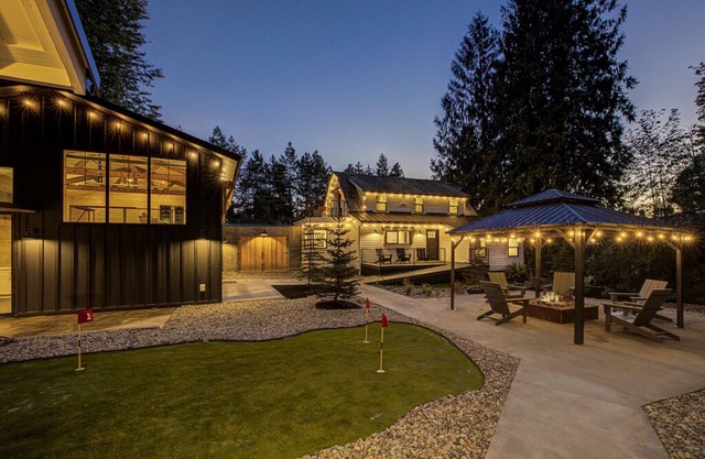 The House at Richardson Creek is a 20 bed Amenity-Rich Dutch Colonial Farmhouse