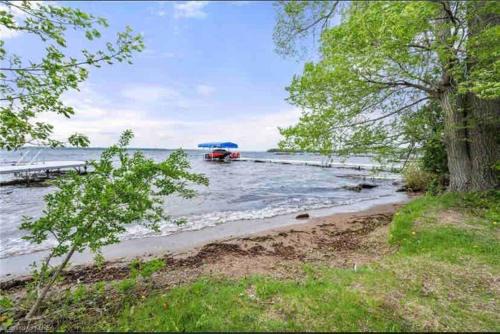 “The Hydrus” cozy 2 bedroom cottage