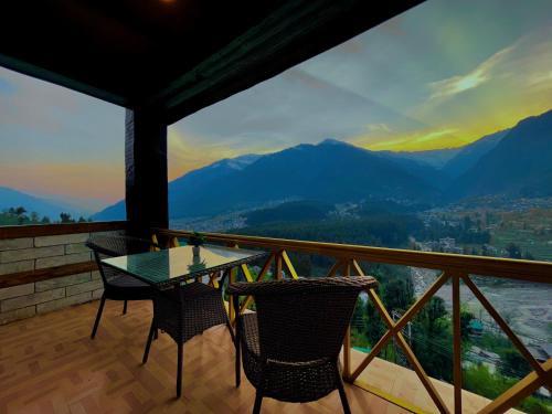 The Kartik Villa, Manali - A Beautiful Cottage in the Clouds towards Snow Capped Mountains