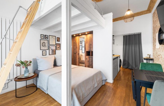 The Koburger I - central budget studio with extra high bed, Ideal for families & kids or couples