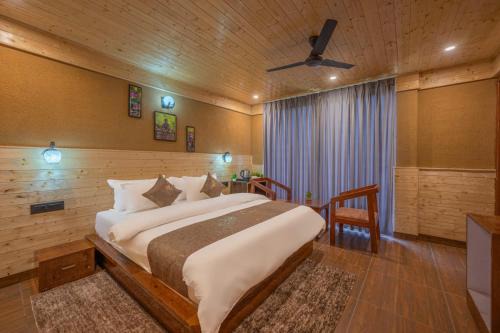 The Kufri Retreat I Conference I Vacations I MICE I Family Events I Open Air Terrace I Sky Bonfire I Wooden Rooms With Pvt Balconies I by Exotic Stays