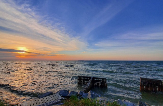 "The Lakehouse" Lakefront Chalet on Sand Point’s North Shore