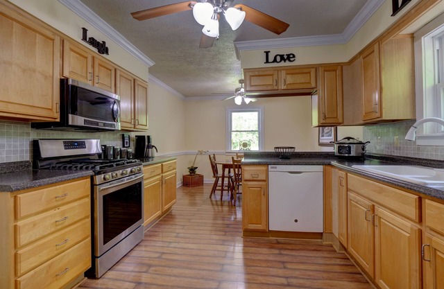 The Lansing Cottage is one mile from the New River G orge Bridge.