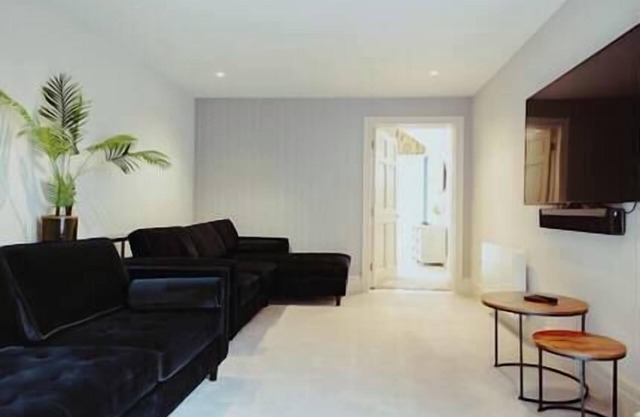 The Lodge · 3-Story Townhouse - Sleeps 8