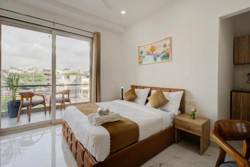 The Lodgers Studio Apartment Near Mall FiftyOne Gurugram