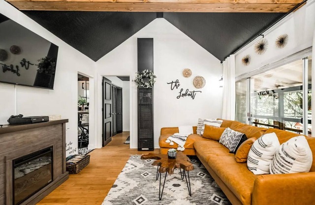 The Lookout: A Romantic Boho Getaway A/C - Pet Friendly!