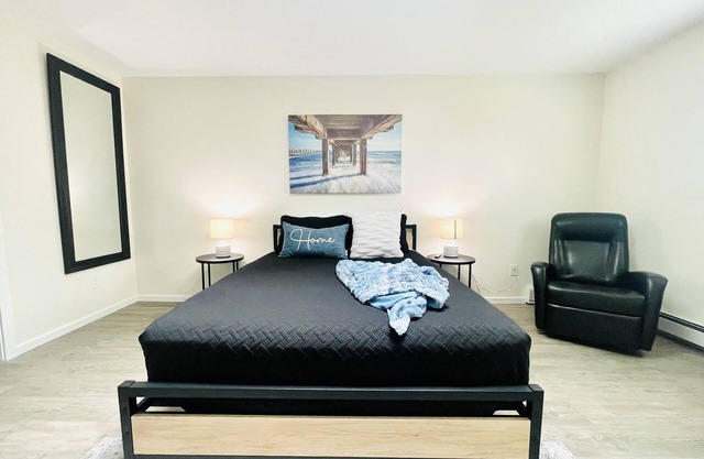 The Lovely Place #3 3BR 4Beds 2 BA Sleeps 7 Spacious Townhouse with Garage.