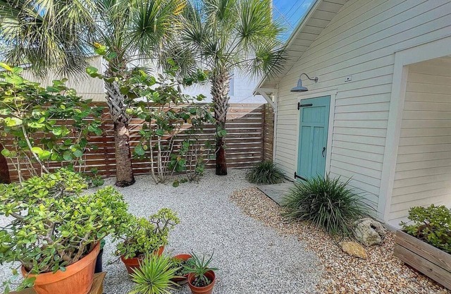 The LUXE LEMON LOWER, in historic downtown St. Augustine: 2-bedroom
