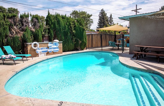 The Magic Forest House - 1mile to Disneyland family friendly House with a pool.