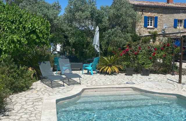 The Mas du Bueysse gîte and its swimming pool surrounded by 2 hectares of greenery.