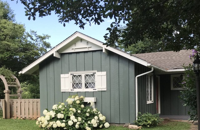 The Mayor's Cottage - Cozy cottage in downtown with easy access to everything