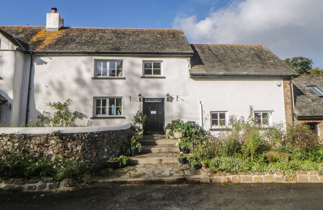 THE MILLER'S COTTAGE, pet friendly, with open fire in Hatherleigh