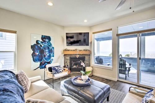 The Moby House Coastal Retreat with Ocean Views & Hot Tub