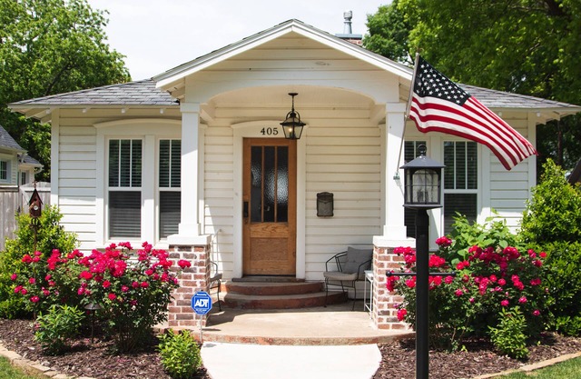 The Mockingbird Cottage - Charming little cottage for two in a perfect location!