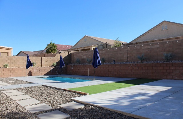 The Mohave Fort: Pool & Pation