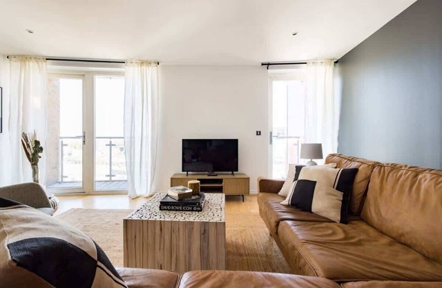 The Nine Elms Lane Arms - Stunning Bright 2 Bdr