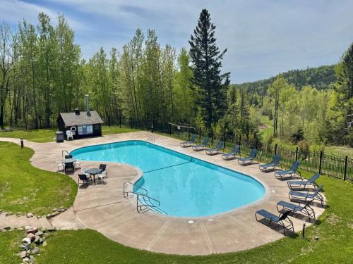The Oak Cottage Ski in out Pool Hot Tub Views of Lutsen Mtn