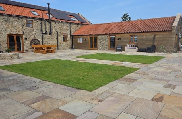 The Oak, Country Home, Sleeps 4 with Hot Tub