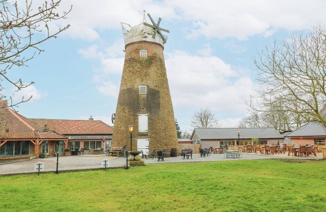 THE OAK ROOM - WINDMILL COUNTRY RETREATS, pet friendly in Buckminster