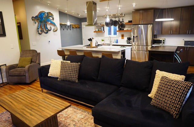 The Octopus Den! Cozy 3bd 2bth sleeps 8!