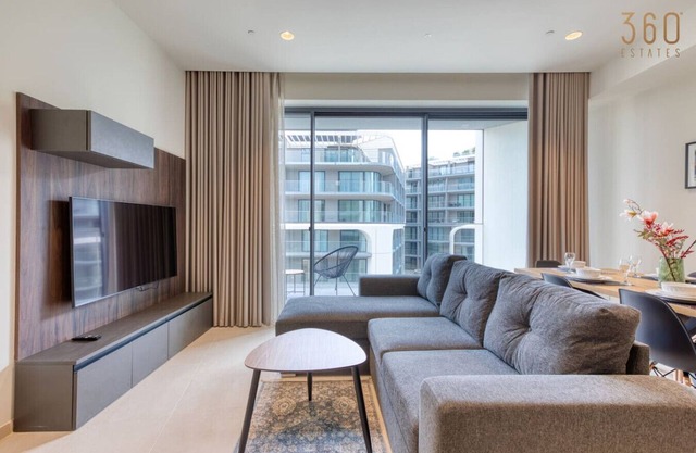 The Official Mercury Tower Suite - Pool, WIFI & AC