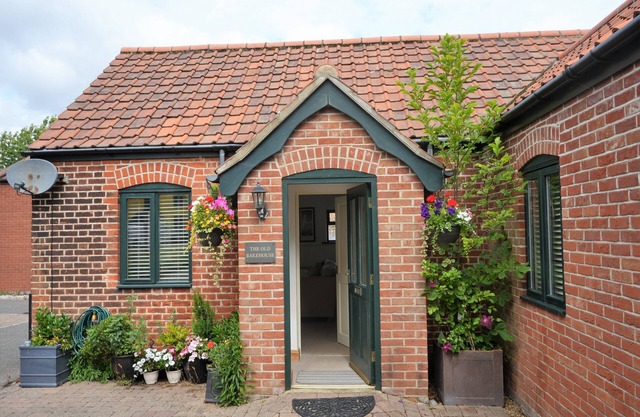 The Old Bake House - beautifully presented, ground-floor property just yards from the shops & cafes