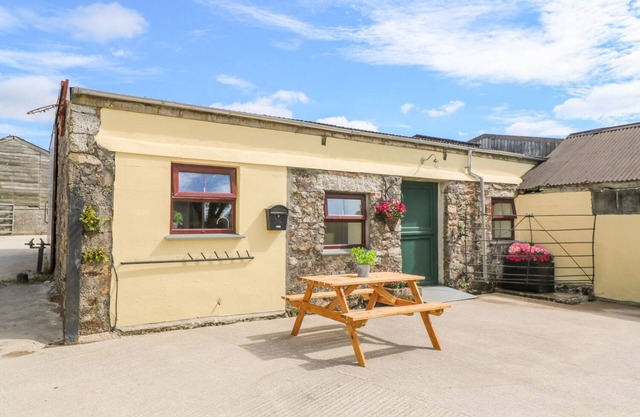 THE OLD COWS HOUSE, pet friendly, with a garden in Helston