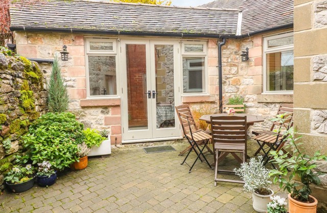 THE OLD SHOP, pet friendly, luxury holiday cottage in Parwich
