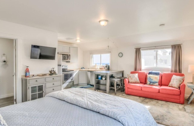 The Orca at Whale Inn – Ocean Glimpses, Full Kitchen, Pet Friendly