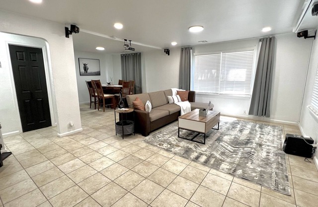 The Oriole: Cozy 2 Bed Home Mins Off Interstate