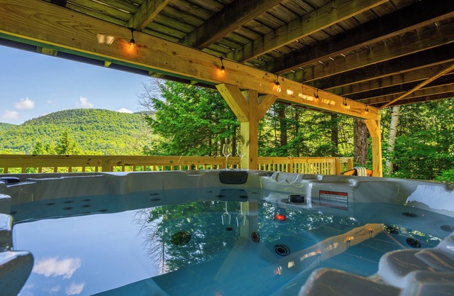 The Overlook - Hot Tub, Game Room, 5min to MTN