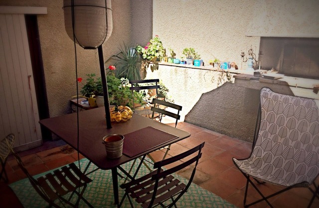"The patio Maria" At the foot of the city, apartment with interior patio.
