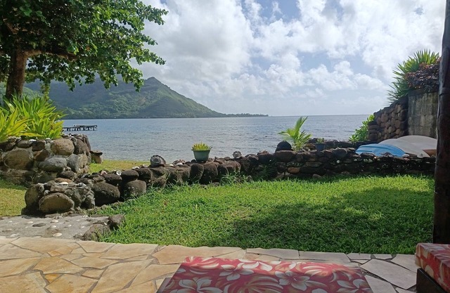 The Pearl of Moorea Fare Honu waterfront with its beach for a romantic stay