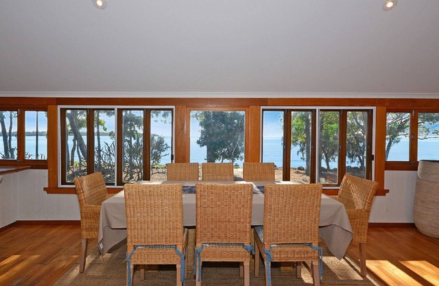 The Perfect Spot - Burrum Heads- Beachfront - 4 BR - Large Yard